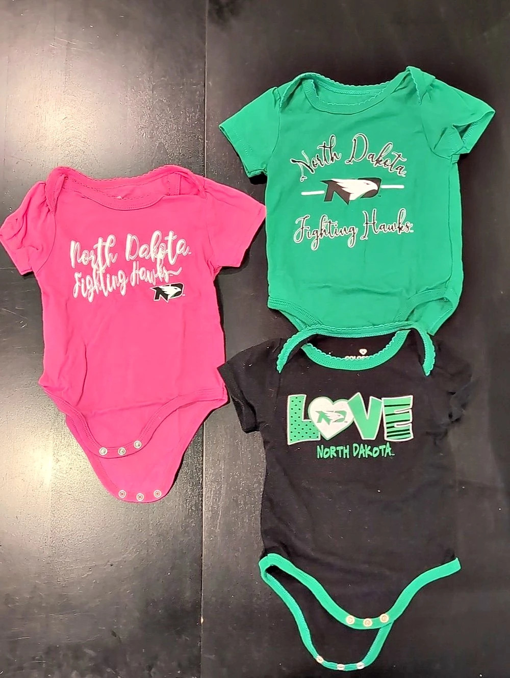 Colosseum North Dakota Fighting Hawks Bodysuit 3-Piece Set Green & Pink